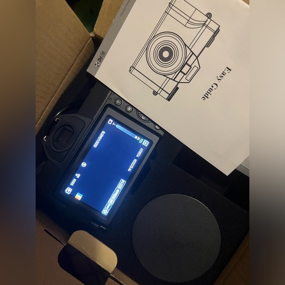 Black digital camera - Picture 3 of 6